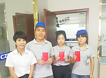 Yang Yue action - hand in hand condolences to destitute employees